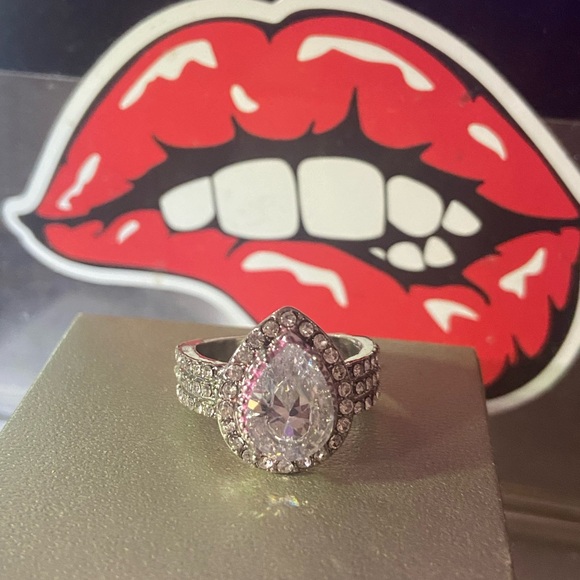 Jewelry - 7 Silver and White Teardrop Pinj Diamond Ring